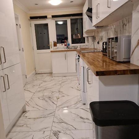 Umbrella Properties London Excel Екстериор снимка