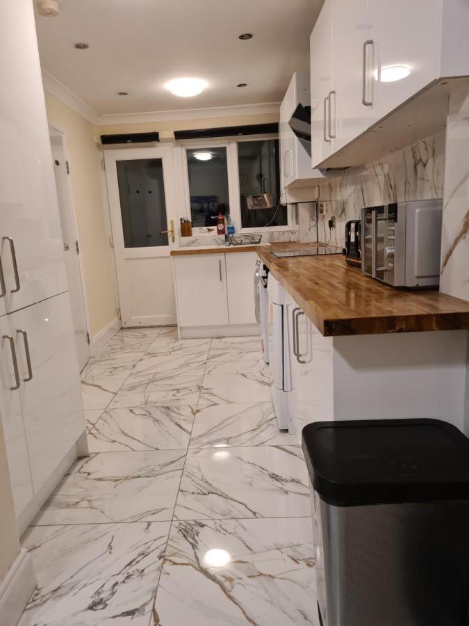 Umbrella Properties London Excel Екстериор снимка