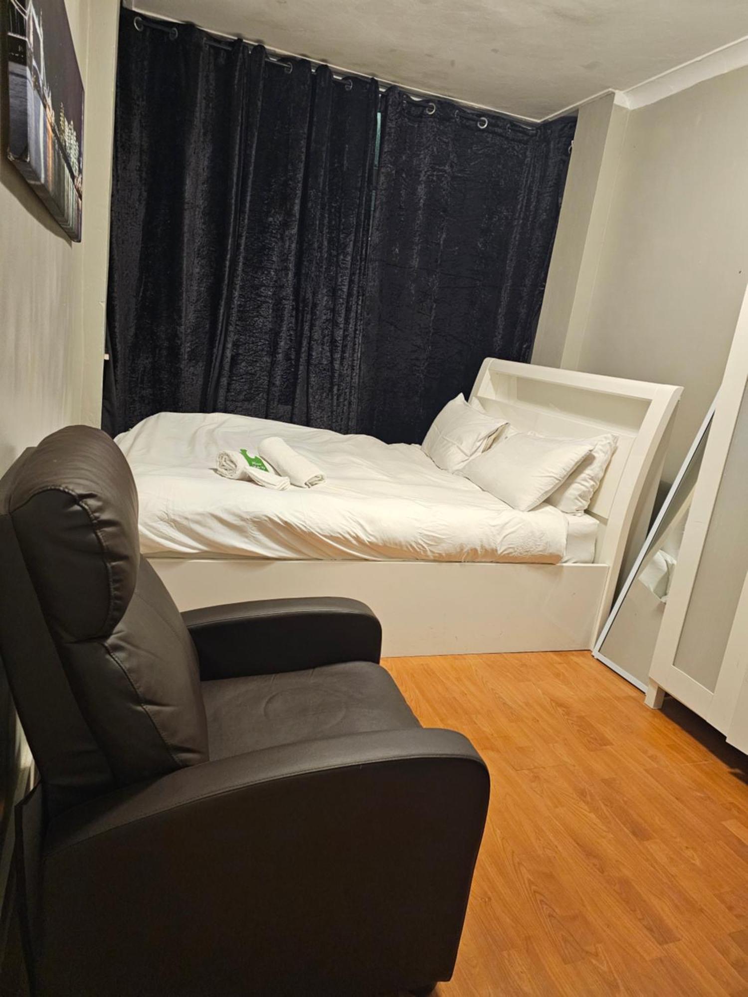 Umbrella Properties London Excel Екстериор снимка