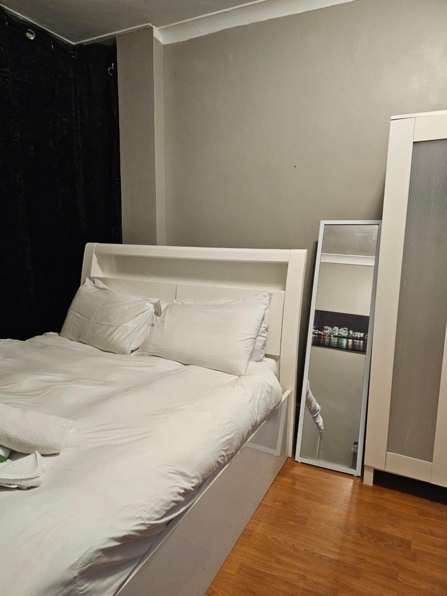 Umbrella Properties London Excel Екстериор снимка