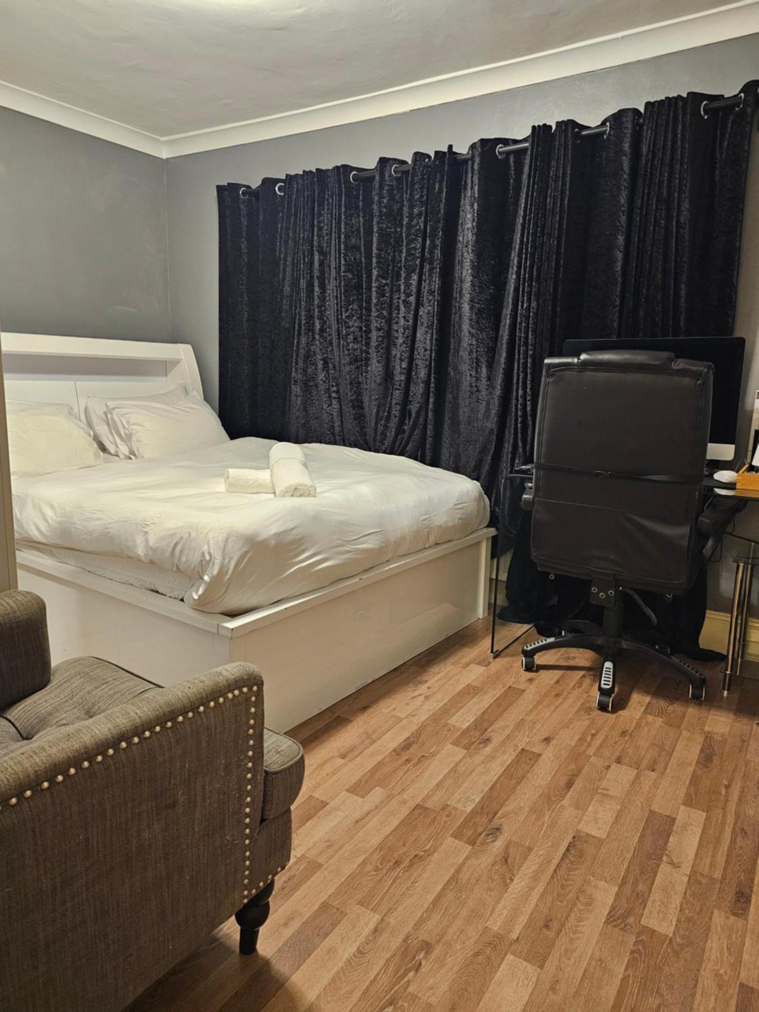 Umbrella Properties London Excel Екстериор снимка