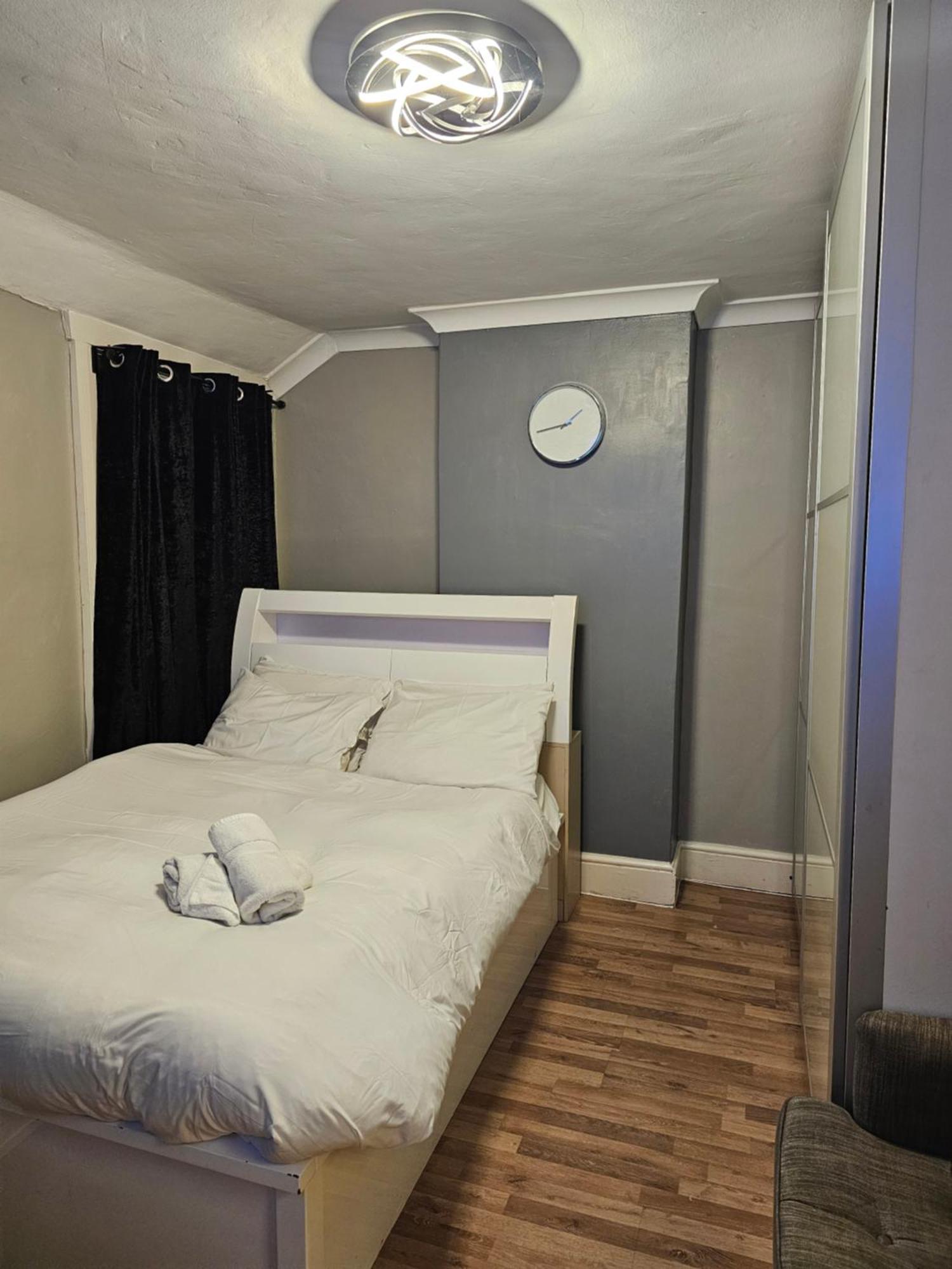 Umbrella Properties London Excel Екстериор снимка