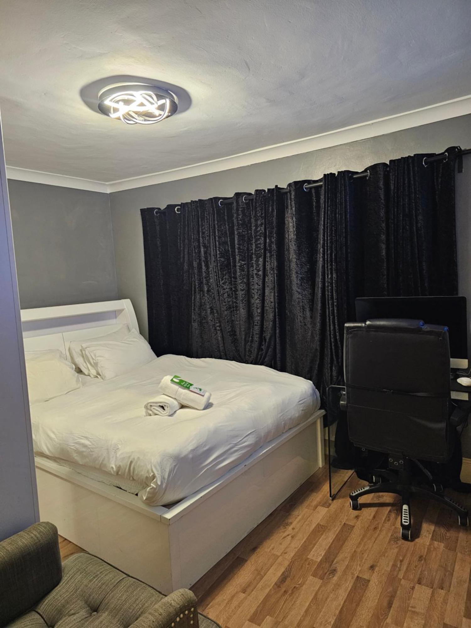 Umbrella Properties London Excel Екстериор снимка